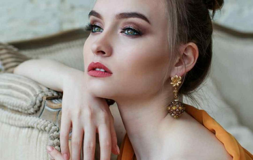 Use Statement Earrings to Highlight the Face